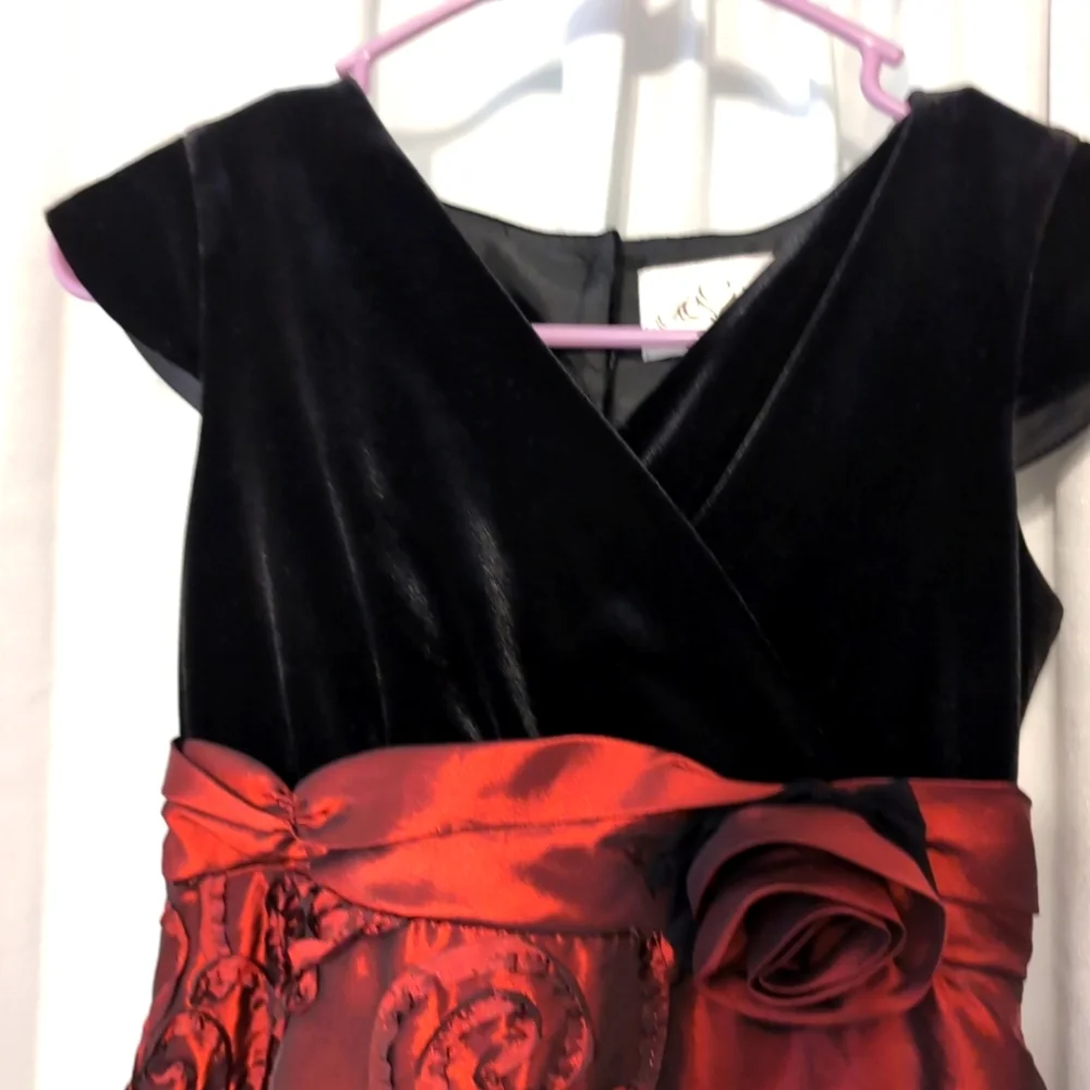 Special Occasion Girl's Dress Velvety Bodice‎ Red Skirt Size 11